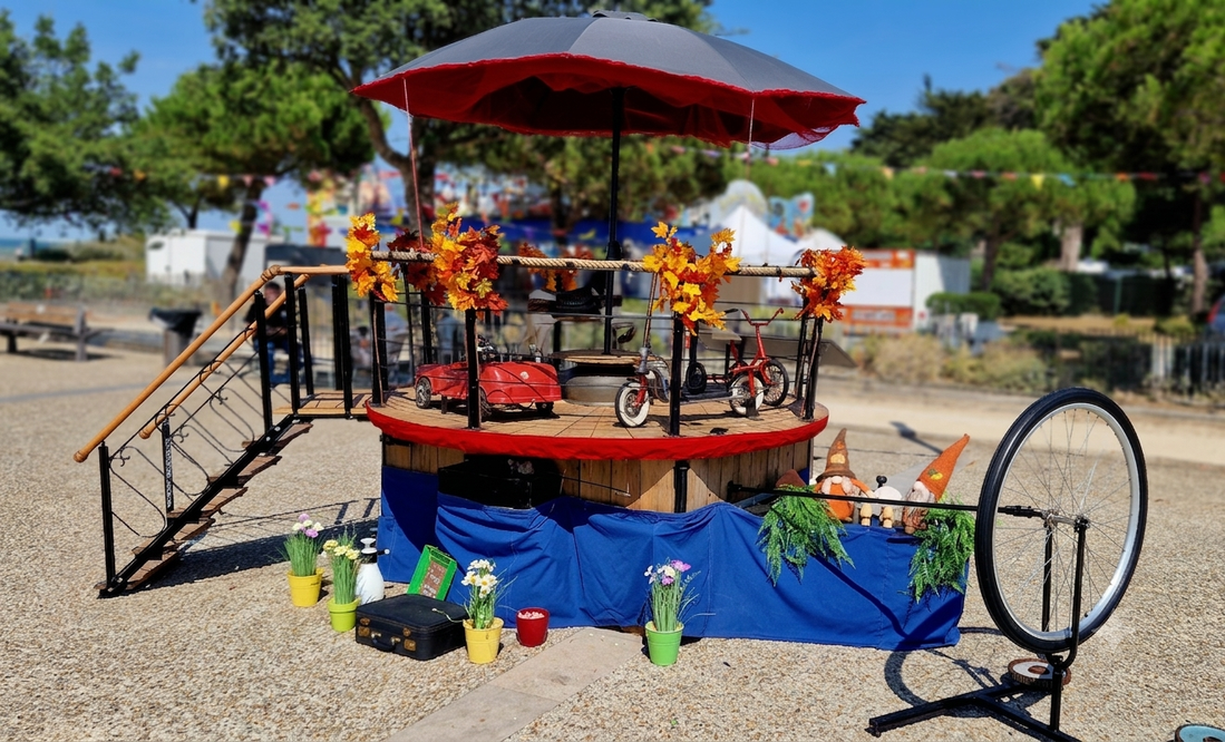 Scène poétique de spectacle de rue avec malles et décor rétro